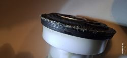 Zbliżenie na czarną gumową membranę z osadem na białym plastikowym elemencie
