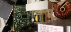 Zbliżenie na płytkę drukowaną urządzenia elektronicznego z komponentami