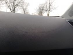 Deska rozdzielcza samochodu z widocznym śladem po poduszce powietrznej.