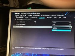 Zrzut ekranu ustawień BIOS na komputerze ASUS, w trybie zaawansowanym.
