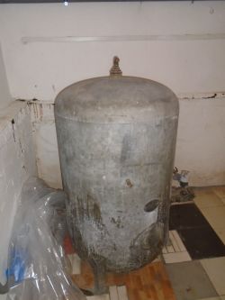 Funkcja mosiężnego zaworka i manometru w zbiorniku hydroforowym