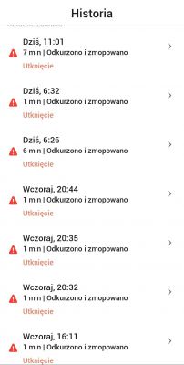 Historia pracy robota iRobot Roomba Combo R113840 z komunikatami o utknięciu.