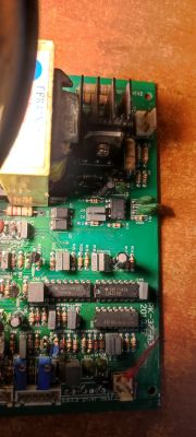 Zbliżenie na płytkę PCB z układami scalonymi, tranzystorami i rezystorami