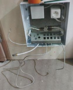 Skrzynka multimedialna z przewodami i gniazdkiem elektrycznym