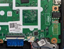 Zdjęcie płyty głównej laptopa Lenovo z zaznaczonym miejscem.