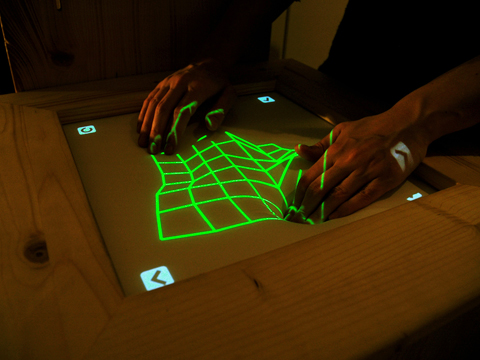 Touchscreen z czujnikami cisnienia