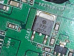 Zbliżenie PCB z tranzystorem MOSFET w obudowie SMD z trzema wyprowadzeniami i oznaczeniem na obudowie