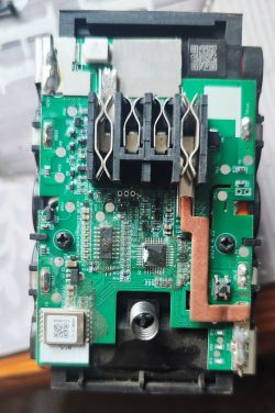 Zbliżenie na płytkę PCB akumulatora Parkside 20V z widocznymi komponentami elektronicznymi