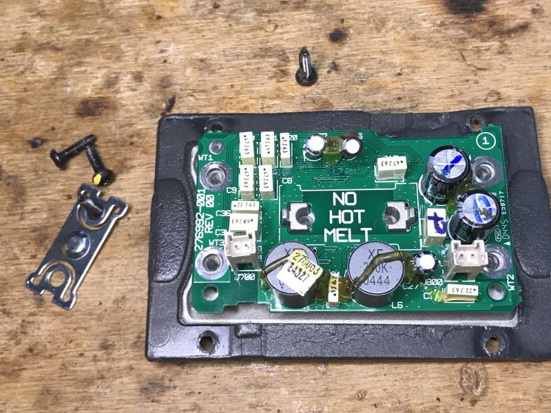 Widok na odkręconą płytkę drukowaną wewnętrznego modułu audio.