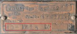 Tabliczka znamionowa urządzenia z ramką wokół napisu „10 V 1,5 A”.