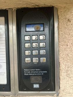 Panel domofonu ACO z klawiaturą numeryczną.