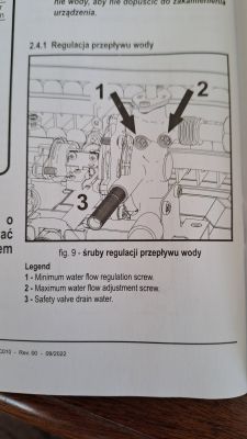 Instrukcja regulacji przepływu wody z obrazkiem śrub.