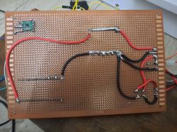 Płytka prototypowa z elementami elektronicznymi i przewodami, widoczne części modułów.