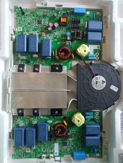 Płytka drukowana z elementami elektronicznymi