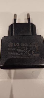 Ładowarka LG z danymi technicznymi na obudowie.