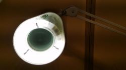 Warsztatowa lampa z lup± - prezentacja Warsztatowa lampa z lup± - prezentacja
