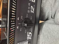 Panel prostownika z pokrętłem wyboru 6V/12V/24V i oznaczeniem 15A