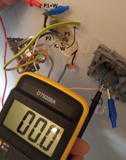 Napięcie w łącznikach schodowych 50V i działa, nie można podłączyć automatu. Napięcie w łącznikach schodowych 50V i działa, nie można podłączyć automatu.