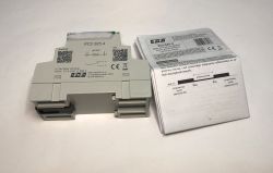 Zegar programowalny PCZ-525.4 F&amp;F z instrukcją obsługi na białym tle