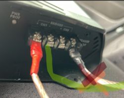 Podłączenie kabli do wzmacniacza z zaznaczeniem kanałów CH1 i CH2.