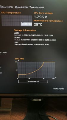 Ekran BIOS z informacjami o temperaturze CPU, napięciu i podłączonych dyskach