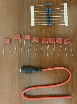 Elementy elektroniczne na drewnianym tle