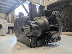 Czarny silnik elektryczny Brose SL 36V 250W do roweru na stole warsztatowym