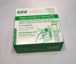 Zielono-białe pudełko F&amp;F z grafiką przedstawiającą konfigurację NFC i listą modeli zegarów.