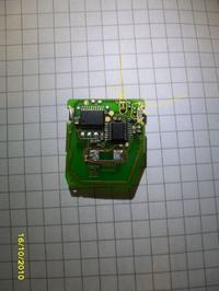 Elementy na płytce kluczyka Hella 433MHz - wartości i nazwy komponentów