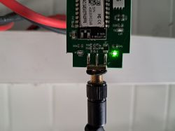 Zielona dioda LINK świeci na płytce elektronicznej anteny falownika.