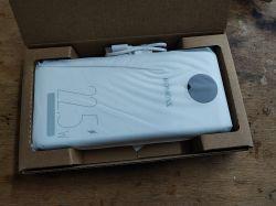Powerbank Romoss w białym kolorze, model PSW20-112, w oryginalnym tekturowym opakowaniu wraz z kablem USB.