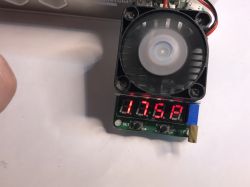Tester prądu z zamontowanym wentylatorem pokazujący wartość 1.75A.