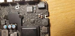 Macbook A1278 nie ładuje - jak sprawdzić ładowarkę i baterię?