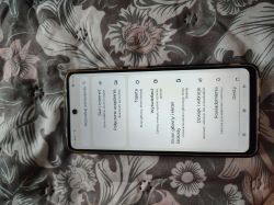 Odwrócony interfejs systemu w Motoroli G24 Telefon Motorola G24 z interfejsem w trybie lustrzanego odbicia