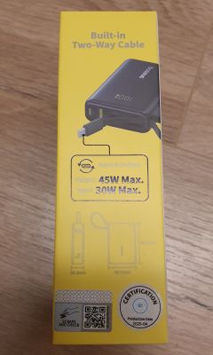 Bok żółtego pudełka powerbanku Baseus z grafiką i napisem: Output 45W Max, Input 30W Max