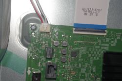 Hisense 65U6NQ - pionowe pasy i żółty proszek przy matrycy, zalanie czy COF?