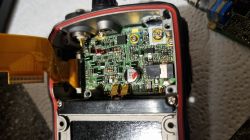 Zbliżenie na wnętrze radia Yaesu VX-6R z widoczną płytką drukowaną.