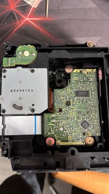 Wnętrze odtwarzacza CD Technics SL-PS700 z widoczną płytką drukowaną i elementami mechanicznymi.