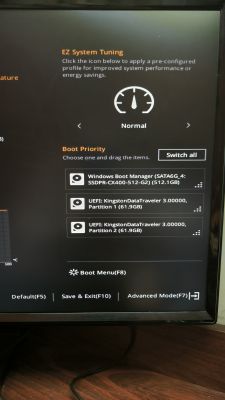 Ekran BIOS z opcją kolejności bootowania i pendrivem Kingston w trybie UEFI
