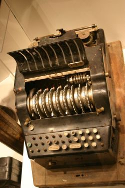 Jak działała elektromechaniczna maszyna szyfrująca Enigma - opis dla elektroników, inżynierów