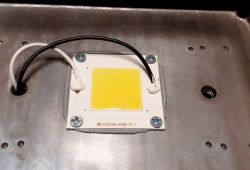 Akumulatorowa lampa robocza YATO YT-82961 – wnętrze urządzenia