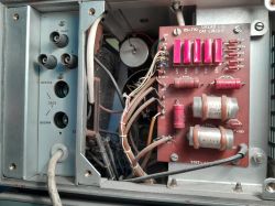 Płytka układu CRT OS-710 z elementami elektronicznymi i złączami wejściowymi
