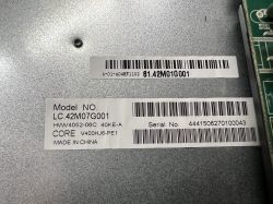 Naklejki z kodami kreskowymi i numerami modelu na płycie urządzenia elektronicznego