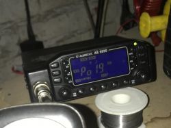 Jak uzyskać czarne tło z białymi znakami na wyświetlaczu Albrecht AE 6890?