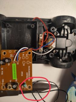 Lutowanie luźnego przewodu w samochodziku na pilota - Gdzie przymocować? (Zdjęcia)