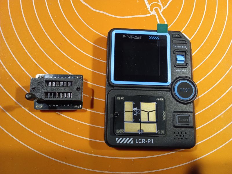 Tester LCR-P1 i podstawka do elementów SMD na pomarańczowym tle