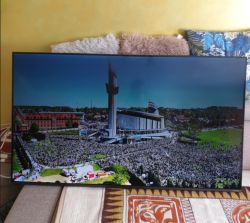 Telewizor LG 55SM8200PLA z bardzo ciemnym obrazem, mimo widocznej sceny plenerowej na ekranie.