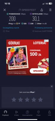 Zrzut ekranu z aplikacji Speedtest pokazujący prędkości pobierania i wysyłania na sieci Plus 5G.