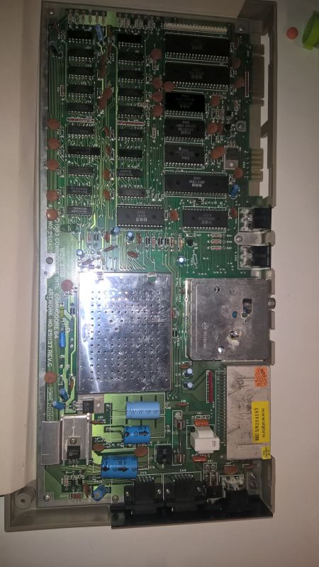 Commodore C64 wyświetla kolorowe kwadraty i symbole zamiast Basic po włączeniu