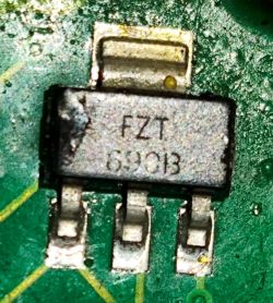 Tranzystor SMD z oznaczeniem FZT 6901B na płytce drukowanej